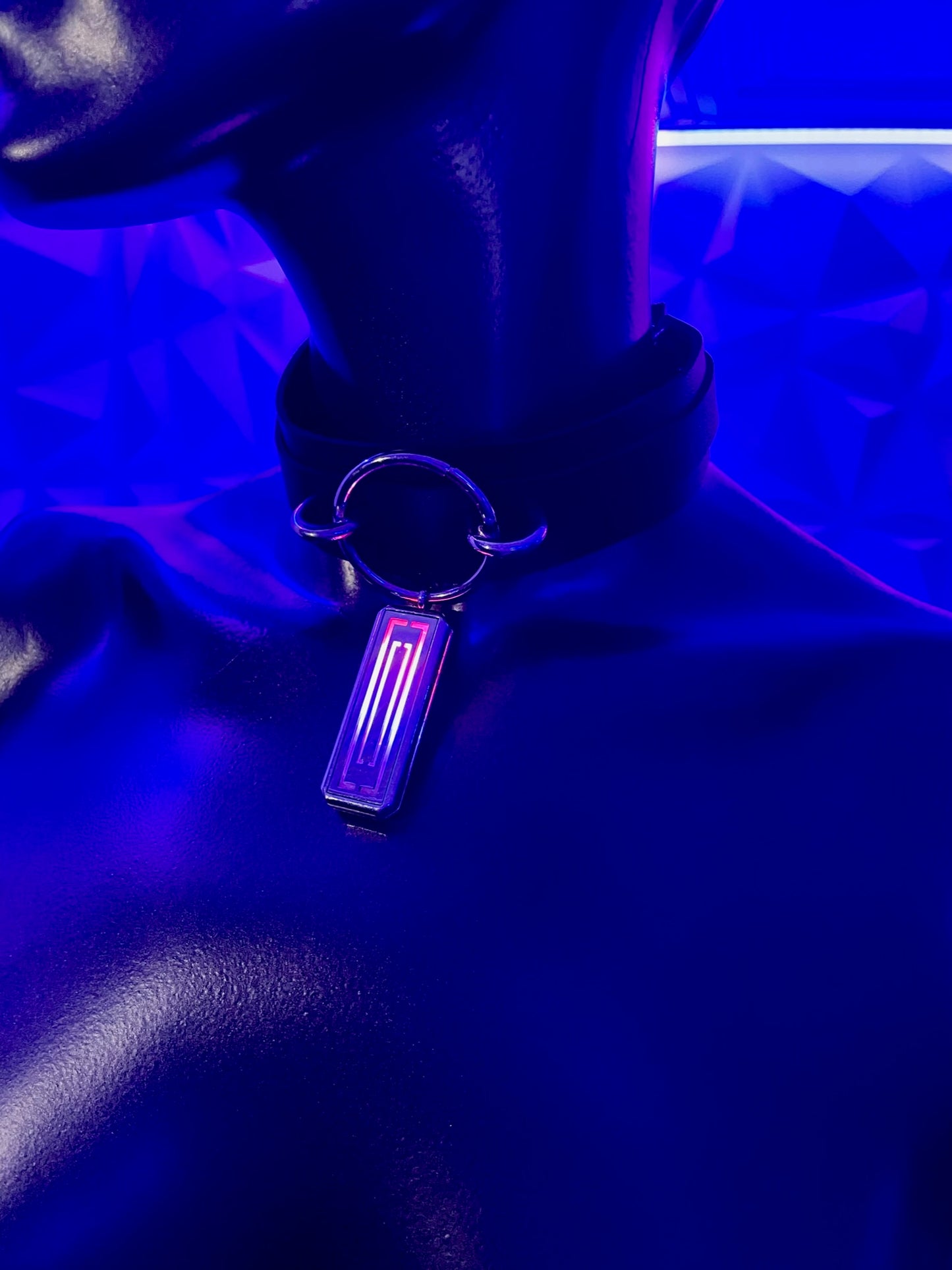 “Bi-Panic” Geometric Choker